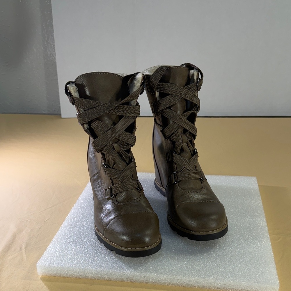 Universal Thread women’s lace up boots size 10 shearling lining